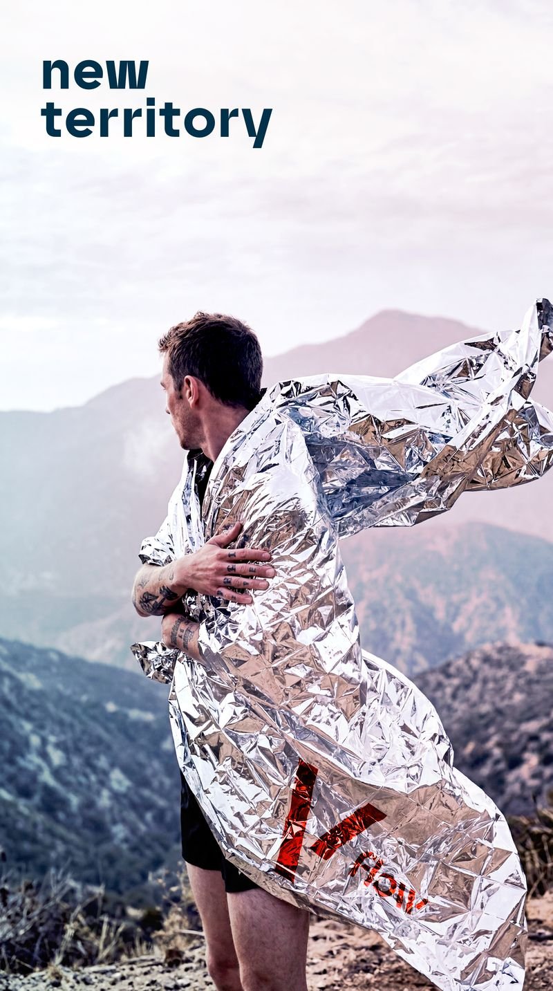 Runner in a city at night, raising a Vflow flag caught in the wind